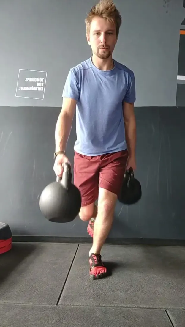 Exercice de renforcement avec kettlebell.