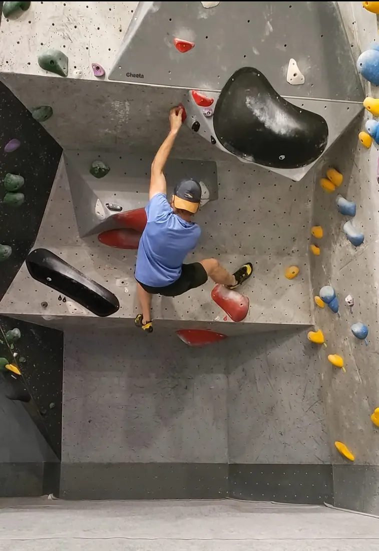 Escalade de bloc en salle.